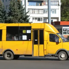Ile miejsc mały autokar? Sprawdź pojemność i wymagania prawne