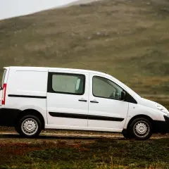 Jaki bus na budowę – wybierz najlepszy model dla swojej firmy
