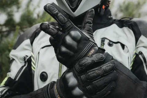 Jak rozciągnąć rękawice motocyklowe, aby były wygodniejsze i lepiej pasowały