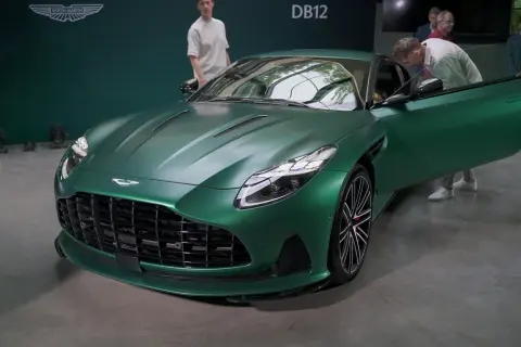 Ile kosztuje Aston Martin? Poznaj ceny i modele, które warto rozważyć