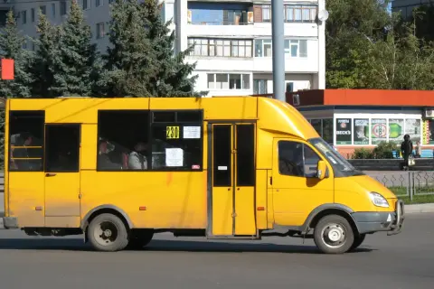 Ile miejsc mały autokar? Sprawdź pojemność i wymagania prawne