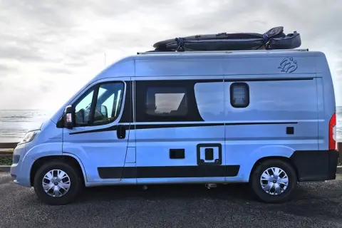 Jaki bus do przerobienia na kampera? Oto modele, które warto rozważyć