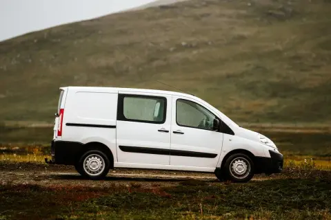 Jaki bus na budowę – wybierz najlepszy model dla swojej firmy