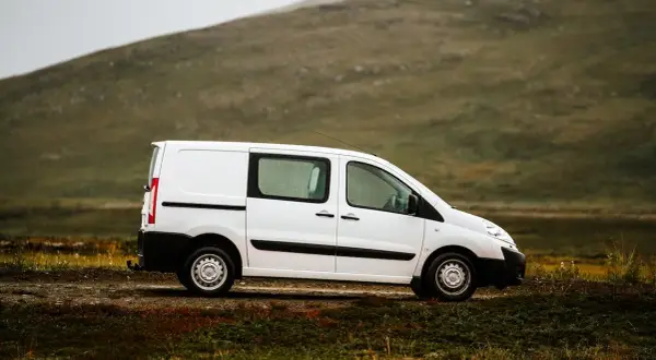Jaki bus na budowę – wybierz najlepszy model dla swojej firmy
