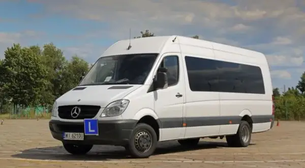 Jakie prawo jazdy potrzebne do busa 11 osobowego? Sprawdź wymagania