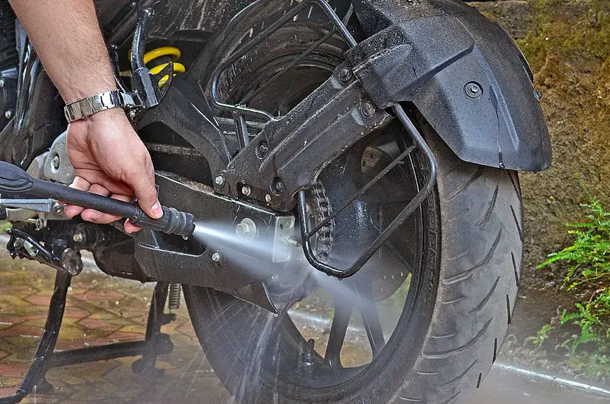 Zdjęcie Czym czyścić łańcuch motocyklowy, by uniknąć kosztownych napraw?
