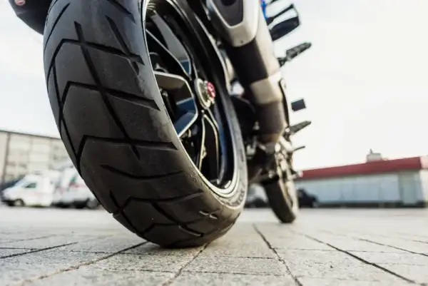 Jakie ciśnienie w oponach motocyklowych zapewni bezpieczeństwo na drodze?