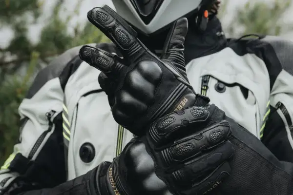 Jak rozciągnąć rękawice motocyklowe, aby były wygodniejsze i lepiej pasowały