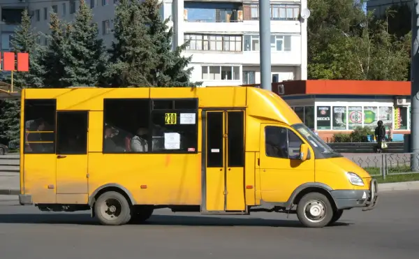 Ile miejsc mały autokar? Sprawdź pojemność i wymagania prawne