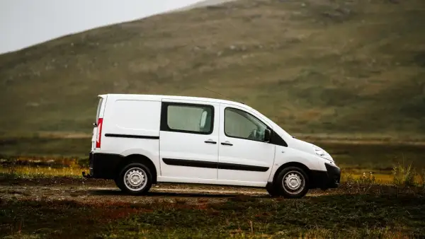 Jaki bus na budowę – wybierz najlepszy model dla swojej firmy